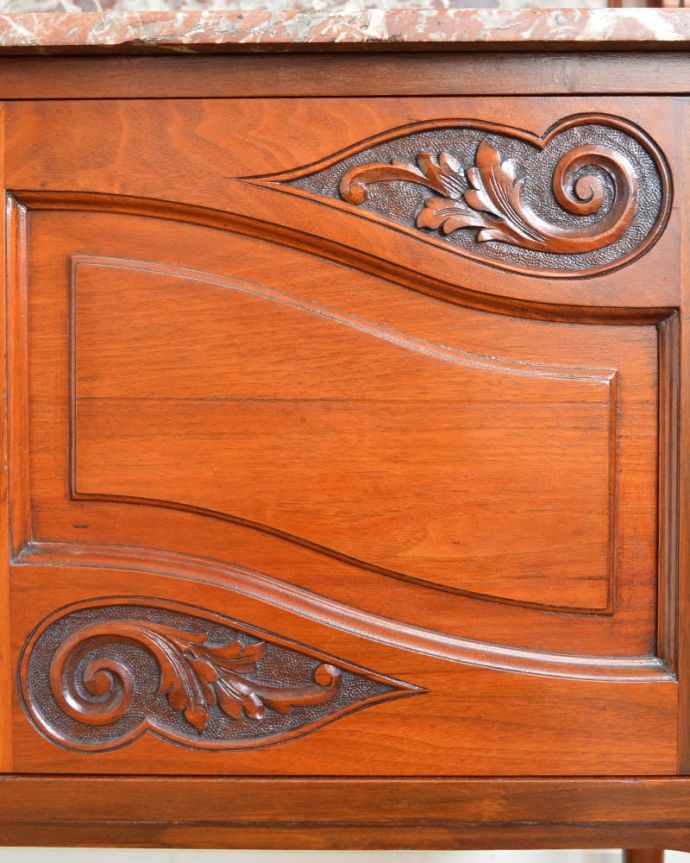 アンティークのキャビネット アンティーク家具 ウォッシュスタンド 惚れ惚れするような美しさとっても堅い無垢材に一体どうやって彫っていったんでしょう?アンティークらしく細かい彫りを眺めているだけでうっとりしてしまいます。(q-2307-f)