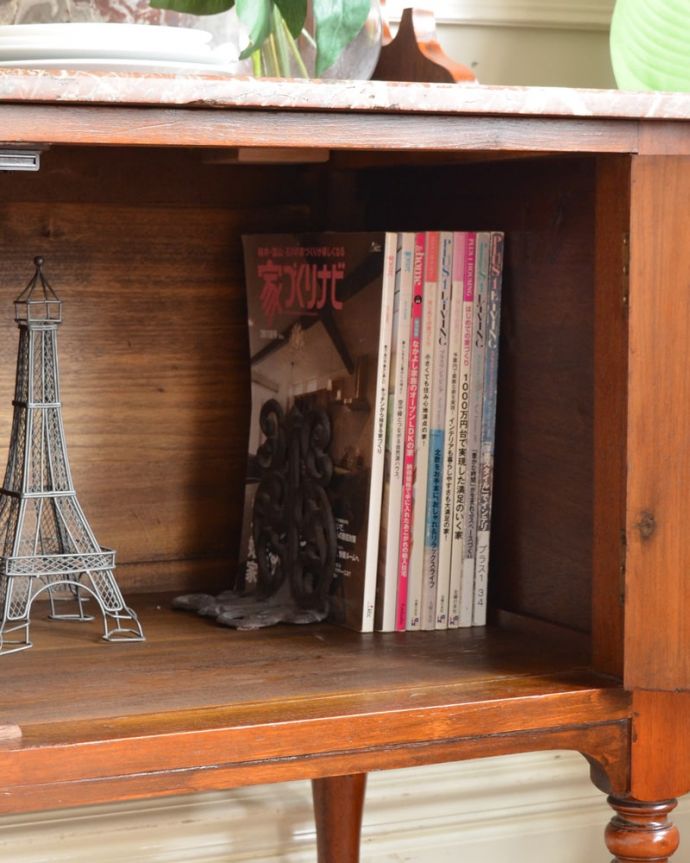 アンティークのキャビネット アンティーク家具 ウォッシュスタンド 雑誌も収納出来る実力派A4サイズの雑誌も立てて収納できるから、いろんな場所で便利に使って下さい。(q-2307-f)