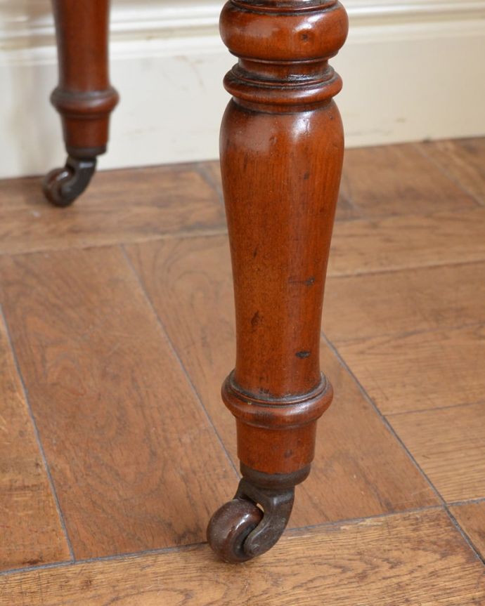 アンティークのキャビネット アンティーク家具 ウォッシュスタンド 女性1人でラクラク運べちゃうんです足先にはキャスターも付いています。(q-2307-f)