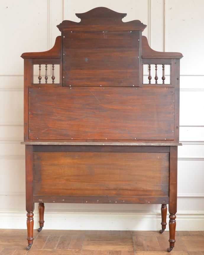 アンティークのキャビネット アンティーク家具 ウォッシュスタンド キレイに修復しました!アンティークは新品ではないので、経年変化によるキズはありますが、専門の職人がキレイにお直しをしているので、後姿もキレイです。(q-2307-f)