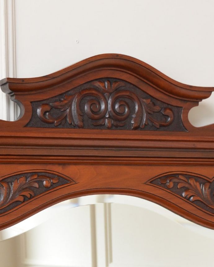 アンティークのキャビネット アンティーク家具 ウォッシュスタンド 至る所に繊細な彫いろんな彫のデザインがありますが、個人的に美しいと思える女性らしく優雅なデザインを選んできました。(q-2307-f)