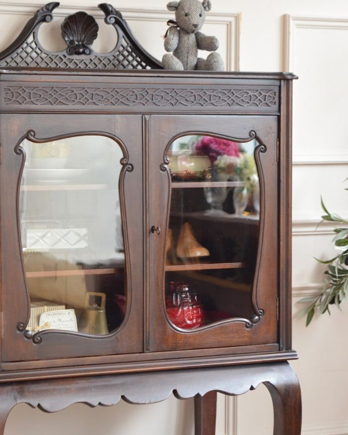 アンティークのキャビネット　アンティーク家具　ミュージックキャビネット　扉に描かれた模様の美しさガラスの扉に描かれた美しい木の模様。(q-2308-f)