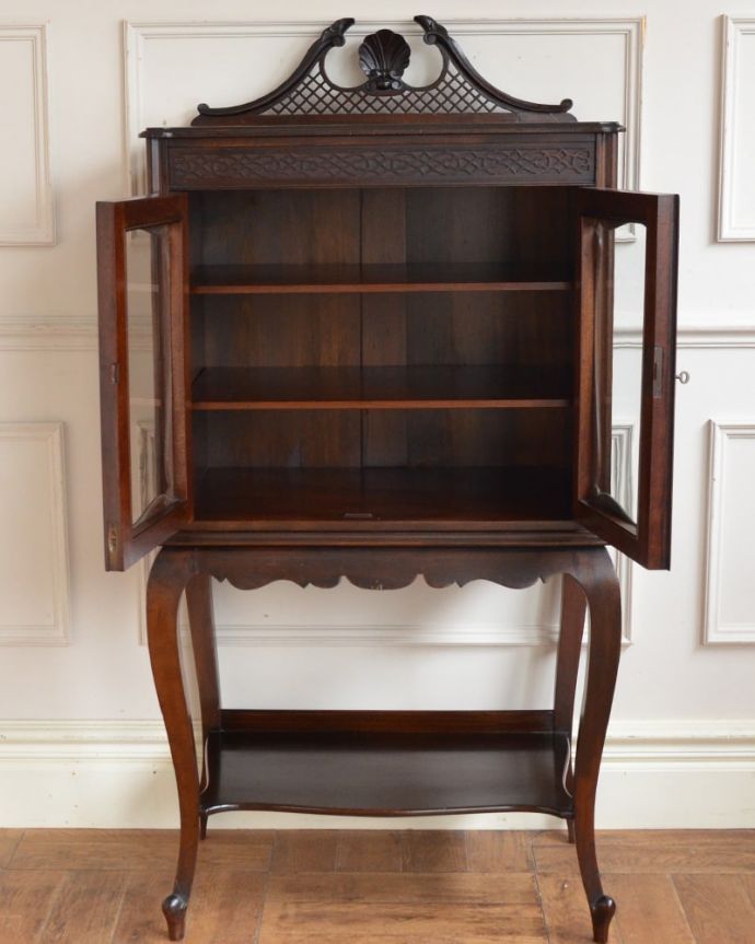 アンティークのキャビネット　アンティーク家具　ミュージックキャビネット　扉の中は、しっかりと収納できる棚板重いものもたっぷり収納できる木製の棚板タイプ。(q-2308-f)