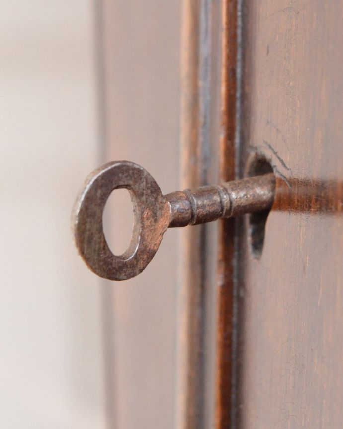 アンティークのキャビネット　アンティーク家具　ミュージックキャビネット　鍵が取っ手扉はまるで宝箱を開けるみたいにカギを使って開け閉め出来ます。(q-2308-f)