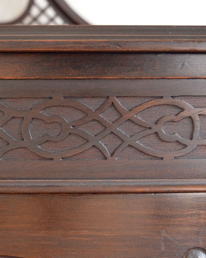 アンティークのキャビネット　アンティーク家具　ミュージックキャビネット　いろんな場所にこだわり彫のデザインもいろいろです。(q-2308-f)