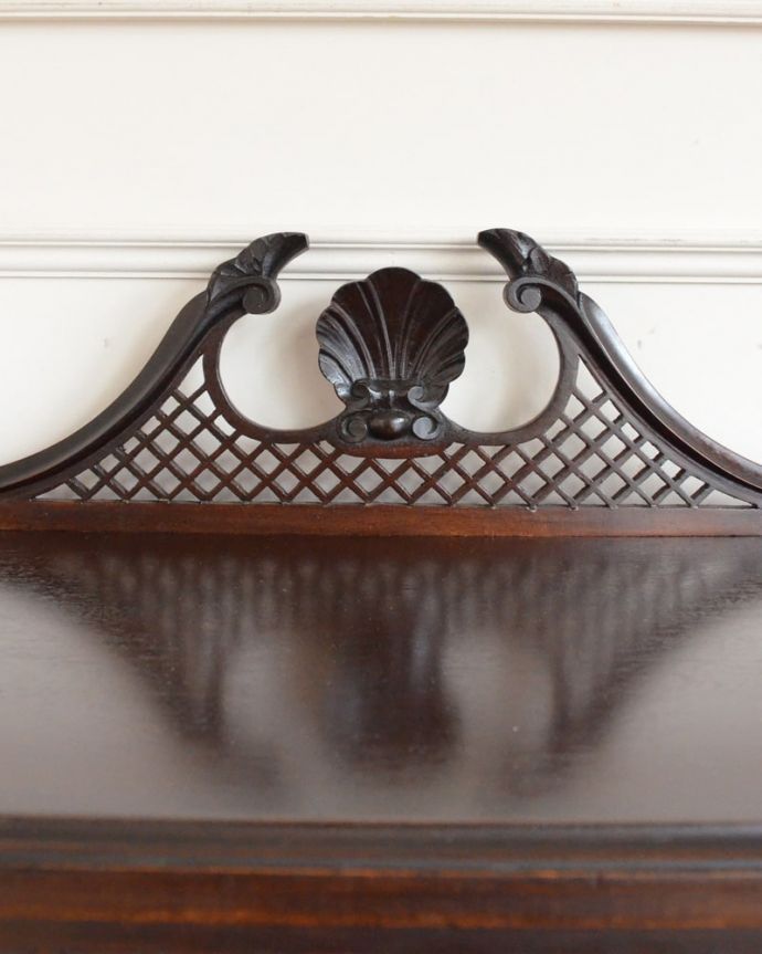 アンティークのキャビネット　アンティーク家具　ミュージックキャビネット　ここの彫も最上級の美しさいろんな部分の美しさが重なり合って、最上級の美しさを醸し出してくれます。(q-2308-f)