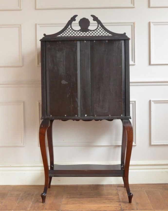 アンティークのキャビネット　アンティーク家具　ミュージックキャビネット　後ろ姿にも気を使ってますアンティークは新品ではないので、もちろん経年変化によるキズはありますが、専門の職人がキレイにお直しをしているので、後ろ姿までキレイです。(q-2308-f)