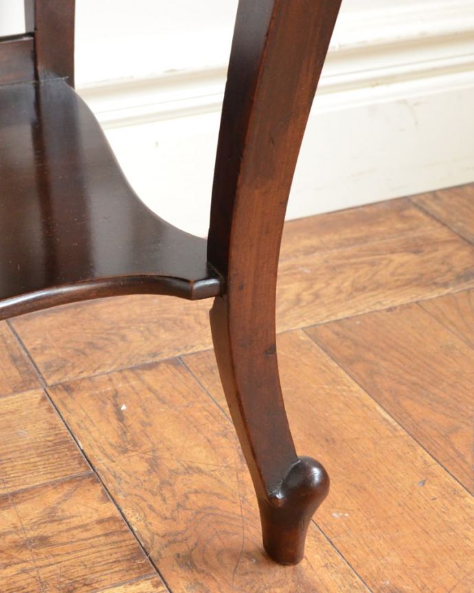 アンティークのキャビネット　アンティーク家具　ミュージックキャビネット　女性１人でラクラク運べちゃうんですHandleのアンティークは、脚の裏にフェルトキーパーをお付けしています。(q-2308-f)