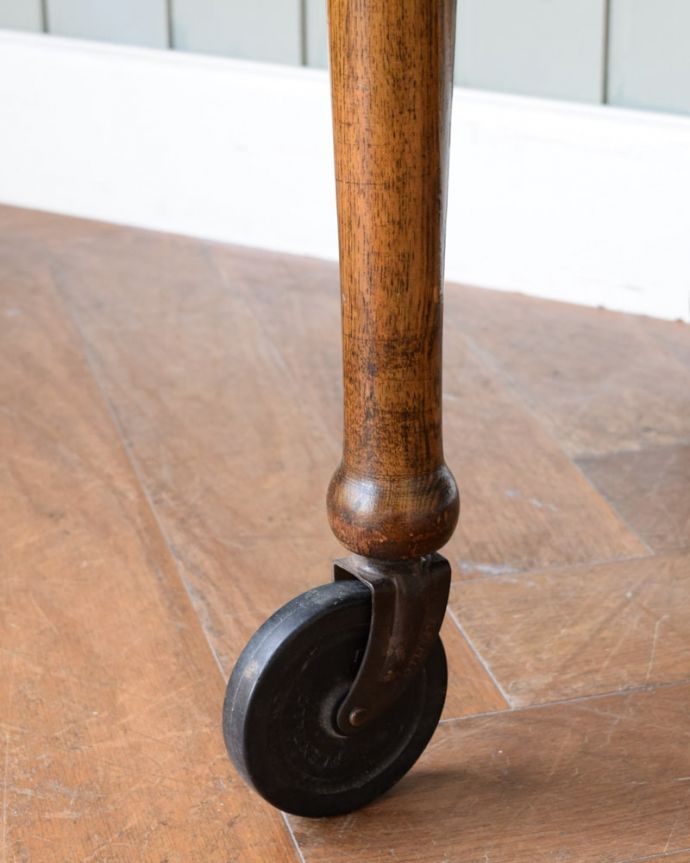 アンティークのワゴン・トローリー　アンティーク家具　トロリーワゴン　ちゃんと動きます脚先にはキャスターが。(q-2309-f)