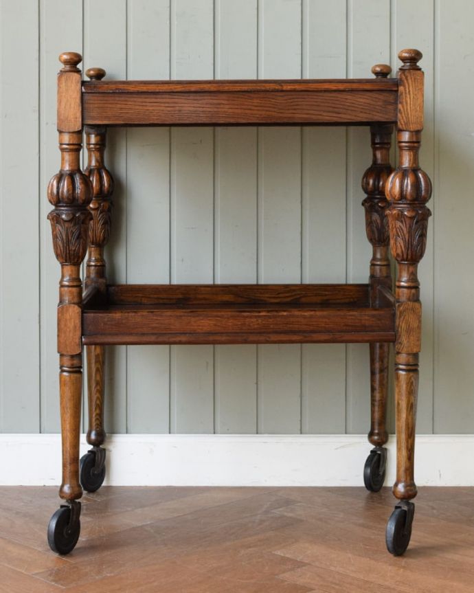 アンティークのワゴン・トローリー　アンティーク家具　トロリーワゴン　360度、どこから見てもキレイアンティークは新品ではないので、もちろん経年変化によるキズはありますが、専門の職人がキレイにお直しをしているので、どの角度から見てもキレイです。(q-2309-f)