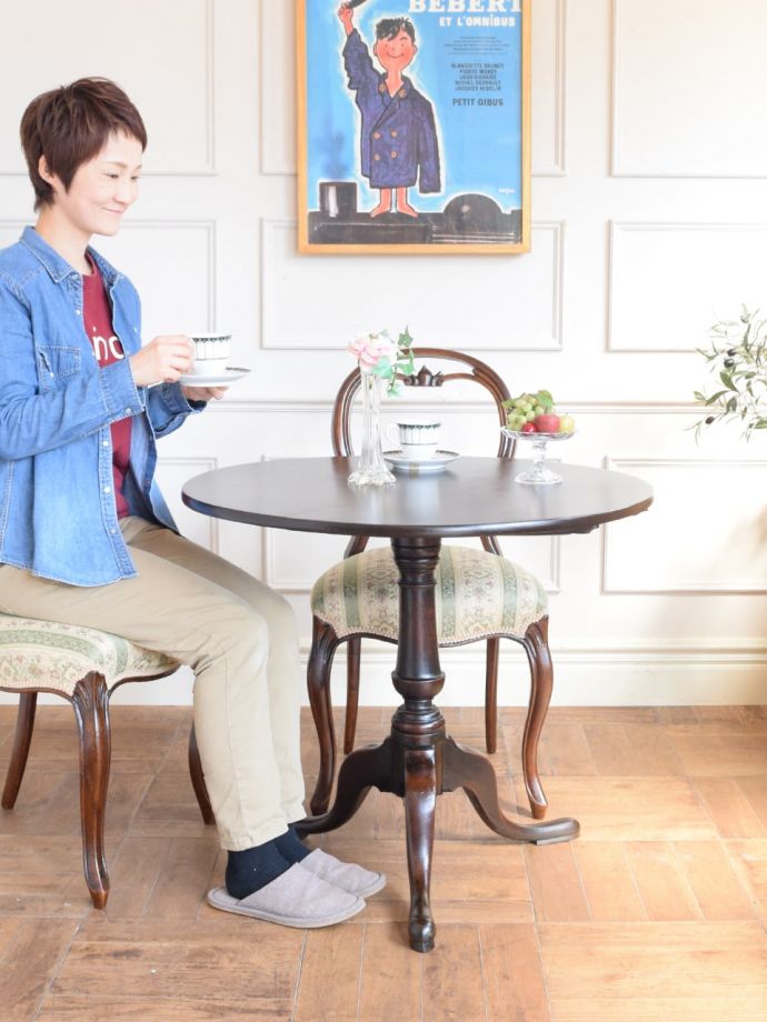 アンティークのテーブル アンティーク家具 ラウンドテーブル(ティルトップ) 使う時に天板をセット!便利な折りたたみ式のテーブルティルトップテーブルは、使う時に天板をセットするだけで、あっという間にテーブルに早変わりしちゃうんです。(q-2310-f)