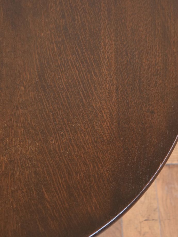 アンティークのテーブル アンティーク家具 ラウンドテーブル(ティルトップ) ピッカピカに修復しました☆天板の塗装は職人がキレイに修復しているので、とてもキレイです!安心して使って下さい。(q-2310-f)