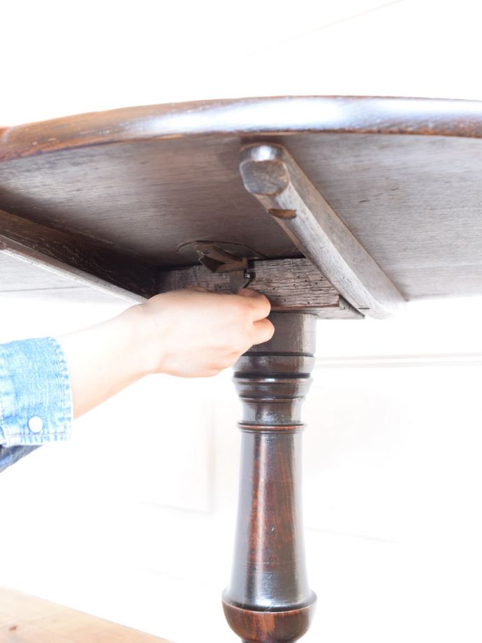 アンティークのテーブル アンティーク家具 ラウンドテーブル(ティルトップ) あっという間に天板がセット出来ます女性でもカンタン。(q-2310-f)
