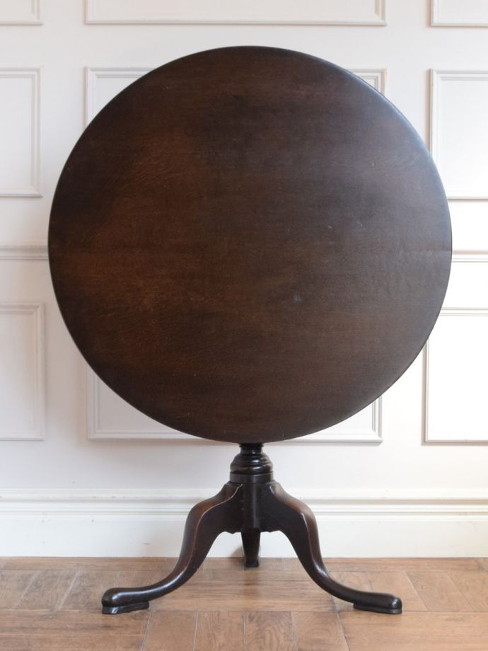 アンティークのテーブル アンティーク家具 ラウンドテーブル(ティルトップ) 立てて見ると、スクリーン畳んだ所を正面から見るとこんな感じ。(q-2310-f)