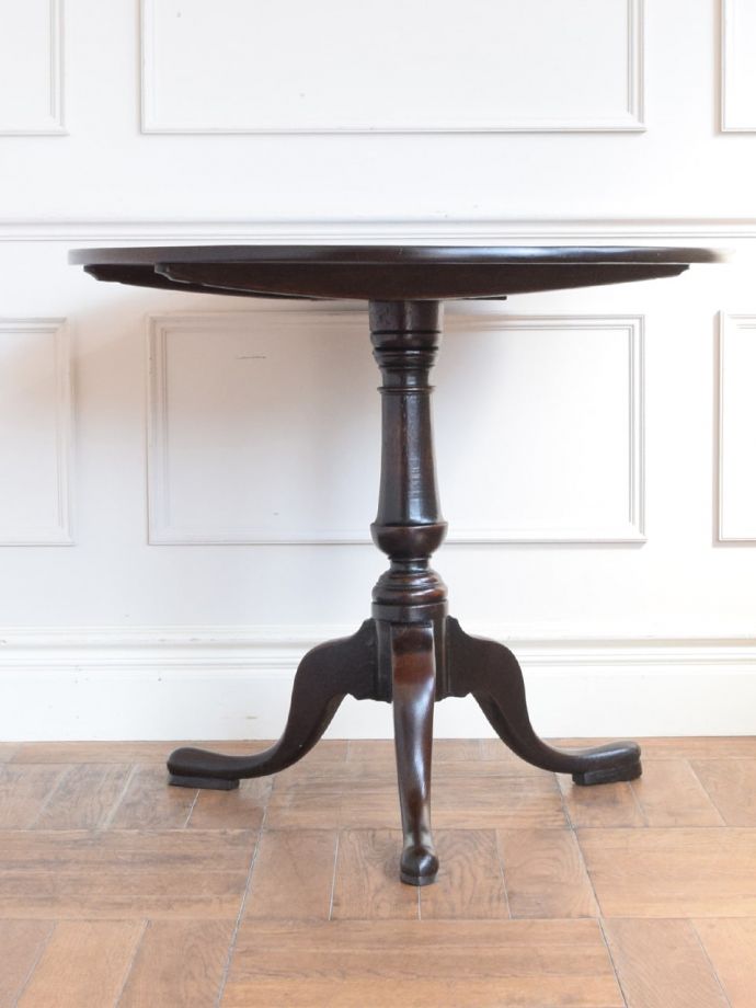 アンティークのテーブル アンティーク家具 ラウンドテーブル(ティルトップ) こちら側もキレイです!アンティークは新品ではないので経年変化によるキズはありますが、専門の職人がしっかり修復したので、どの角度から見てもキレイです。(q-2310-f)