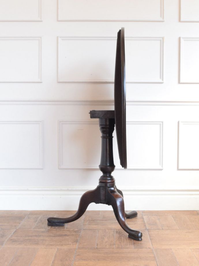 アンティークのテーブル アンティーク家具 ラウンドテーブル(ティルトップ) 横から見ると・・・よく分かるでしょう〜!使わないときはこんな風にコンパクトに収納できるので便利なんです。(q-2310-f)