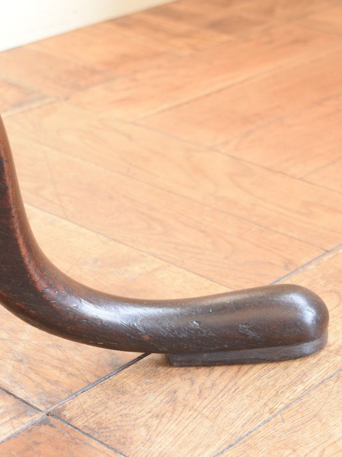 アンティークのテーブル アンティーク家具 ラウンドテーブル(ティルトップ) 持ち上げなくても移動できます!Handleのアンティークは、脚の裏にフェルトキーパーをお付けしていますので、床を滑らせてれば女性1人でも移動が簡単です。(q-2310-f)