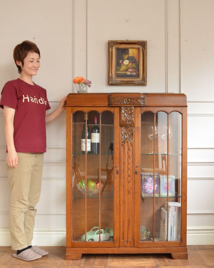 英国アンティークのガラスキャビネット