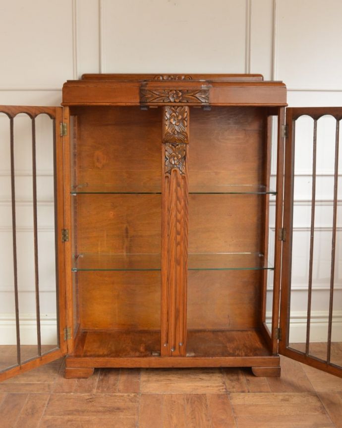 ガラスキャビネットの扉の中