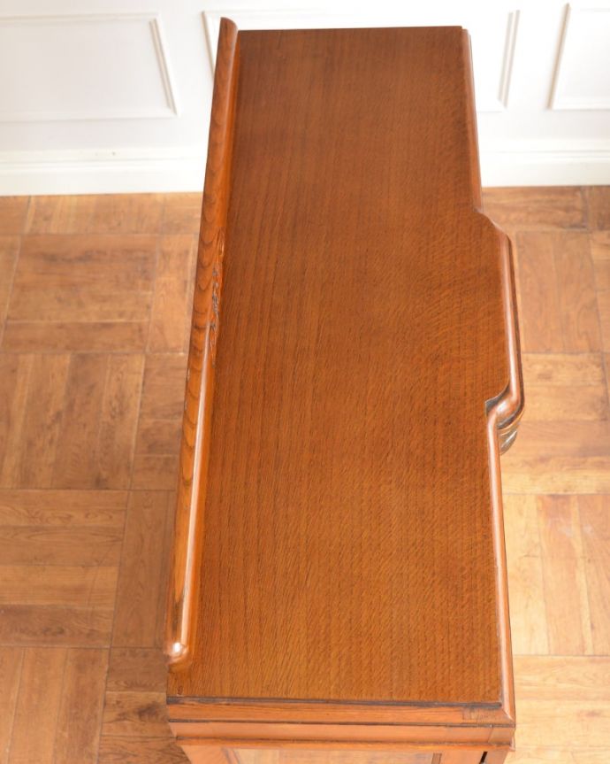 アンティークキャビネットの天板