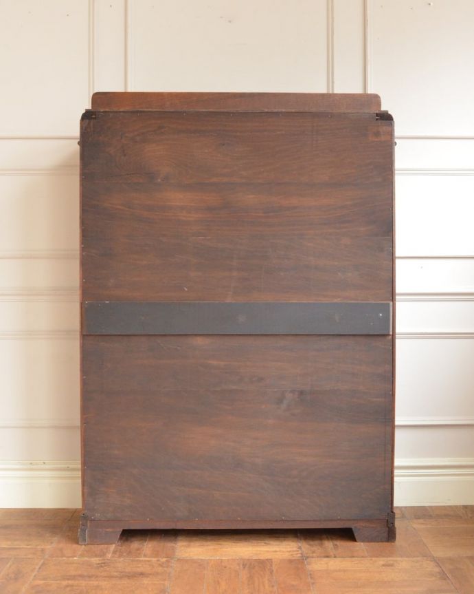 キャビネットの後ろ姿