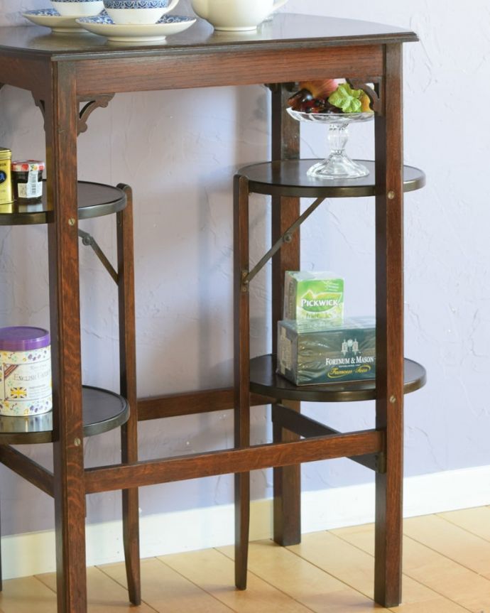 プランツスタンド・ケーキスタンド　アンティーク家具　オケージョナルテーブル　自分流の使い方で自由に楽しめますもともとお皿を乗せて運んで使っていた小さなアンティーク家具。(q-2312-f)