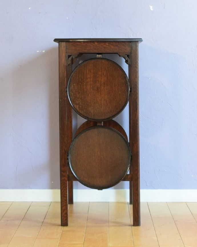 プランツスタンド・ケーキスタンド　アンティーク家具　イギリスアンティークの家具、4段のケーキスタンド付きのテーブル　ケーキスタンドを畳むと・・・スクリーンのように見える姿もなんだか上品です。(q-2312-f)