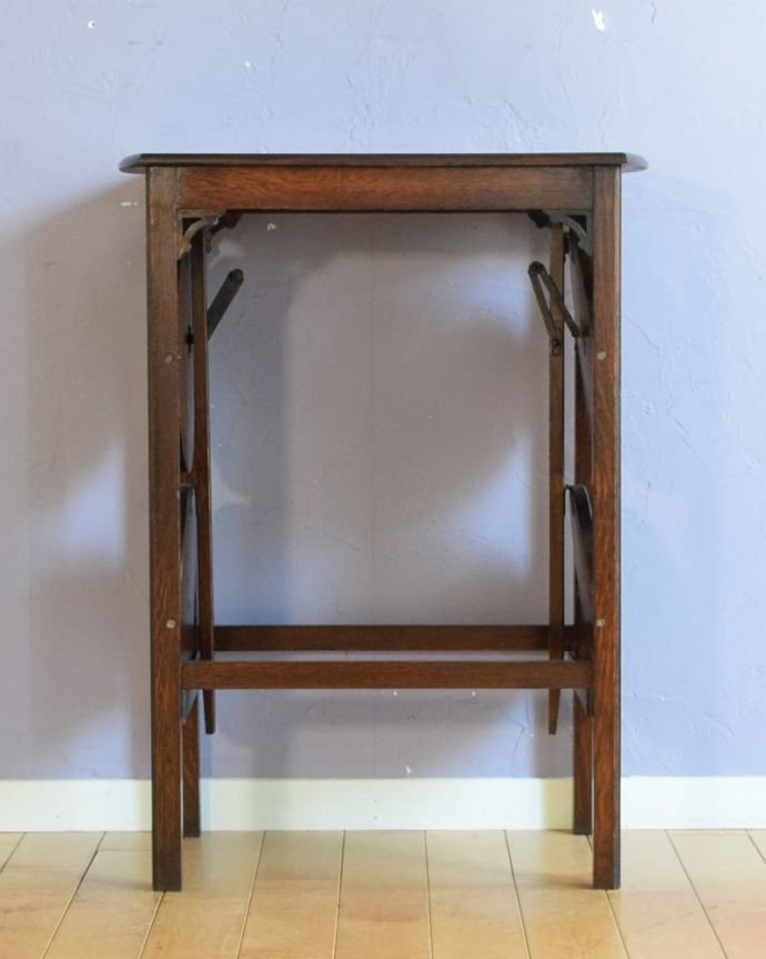 プランツスタンド・ケーキスタンド　アンティーク家具　オケージョナルテーブル　こんなにコンパクト畳むとこんなにコンパクトなサイズになるので、狭い場所にも片付けられます。(q-2312-f)