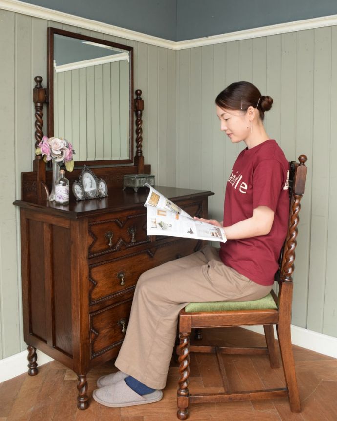 便利に使えるアンティークのドレッサー