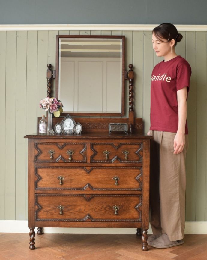 英国アンティークのドレッサー