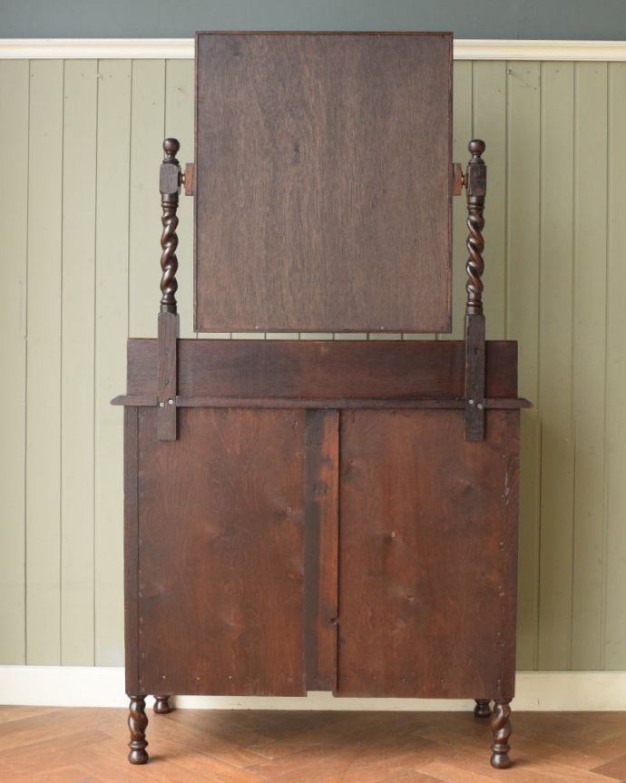 ドレッサーの後ろ姿