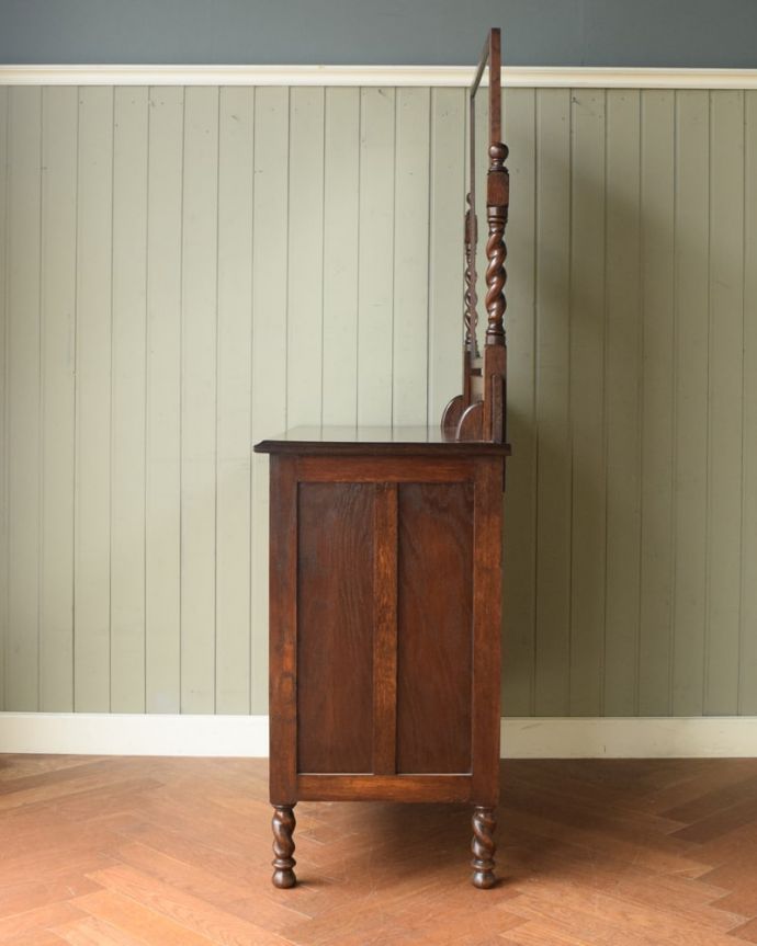 ドレッサーの側面