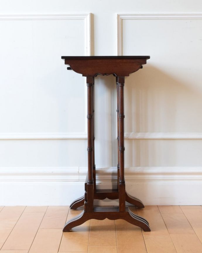 アンティークコーヒーテーブルの側面