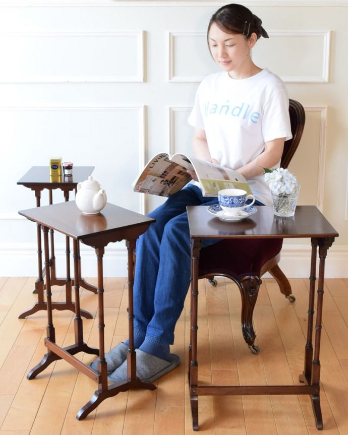 アンティークのネストテーブル