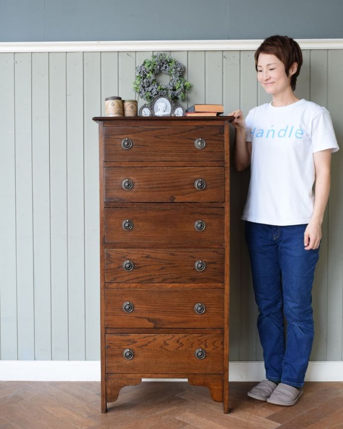 アンティークのチェスト　【アンティーク家具商品UP用】　チェスト<ドロワー<オーク材<前板　フラット　シンプルデザイン<4段以上　英国アンティークらしい落ち着いた雰囲気が自慢落ち着いた色合いが英国アンティークらしい雰囲気のチェスト。(ht-01-1-2-1-1)