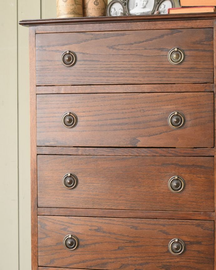 アンティークのチェスト　アンティーク家具　チェスト　見た目はもちろん、実用的に使って楽しみましょうアンティークのチェストは見た目の美しさはもちろん、実用的にたっぷり収納が出来る実力派。(q-2315-f)