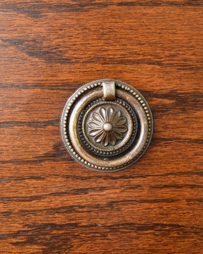 アンティークのチェスト　アンティーク家具　チェスト　開ける度にワクワク高級感漂うアンティークらしいデザインの取っ手。(q-2315-f)