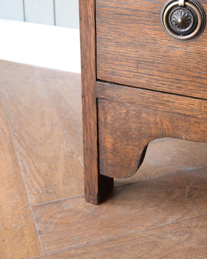 アンティークのチェスト　アンティーク家具　チェスト　女性1人でラクラク運べちゃう仕掛けHandleのアンティークは、脚の裏にフェルトキーパーをお付けしています。(q-2315-f)