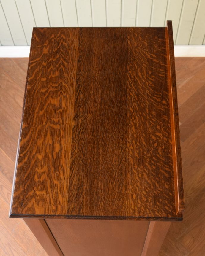 アンティークのチェスト　アンティーク家具　チェスト　何を置こうかな･･･？上から見ると、天板はこんな感じです。(q-2315-f)