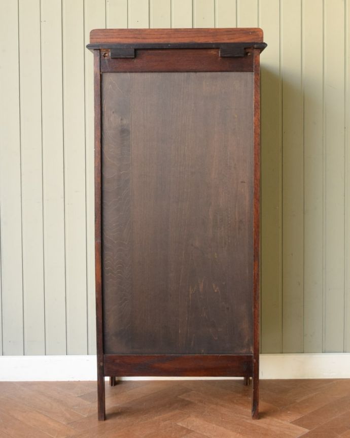 アンティークのチェスト　アンティーク家具　チェスト　後ろ姿にも自信アリ！アンティークは新品ではないので、経年変化によるキズはありますが、専門の職人がキレイに修復したので後ろ姿にも自信があります。(q-2315-f)