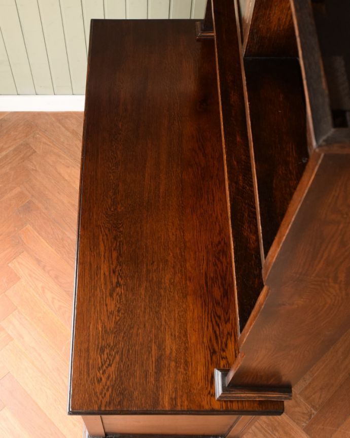 アンティークのオープンシェルフの天板