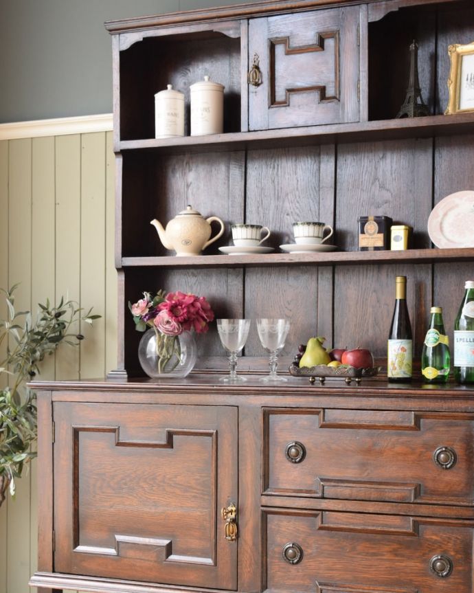 アンティーク家具らしさが漂うオープンシェルフ