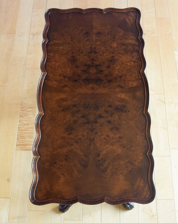 アンティークのテーブル アンティーク家具 コーヒーテーブル 天板を上から見ると・・・コーヒーテーブルの天板は毎日使う場所だから専門の職人がしっかり修復しました。(q-2317-f)