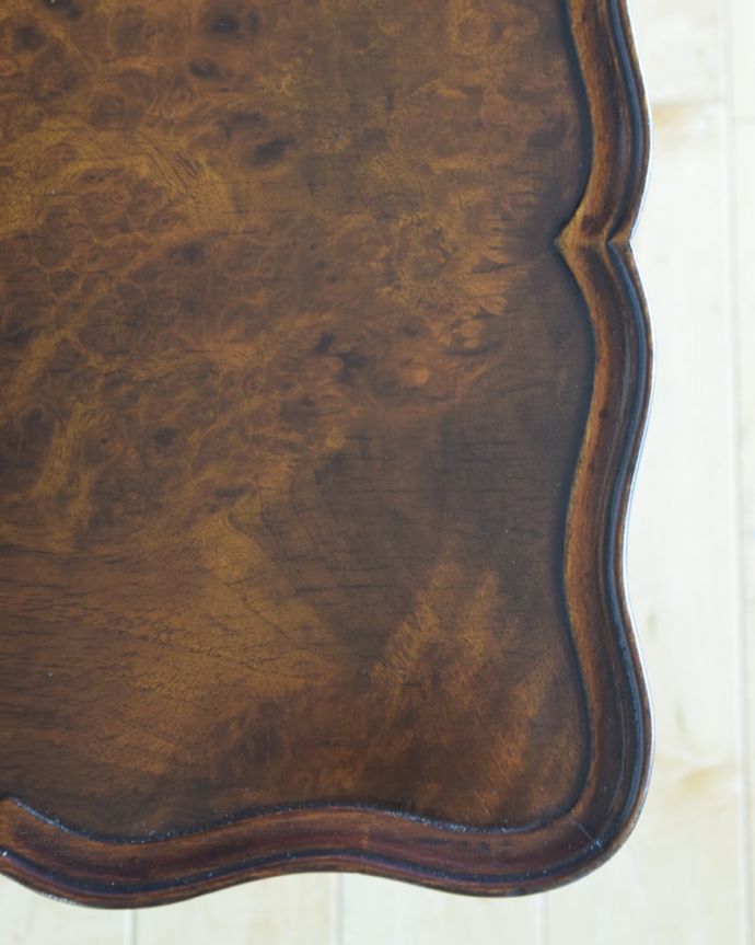 アンティークのテーブル アンティーク家具 コーヒーテーブル 近づいて見てみると・・・アンティークはもちろん新品ではないので小さなキズや汚れはありますが、キレイにお直ししたので満足して頂ける自信があります!。(q-2317-f)