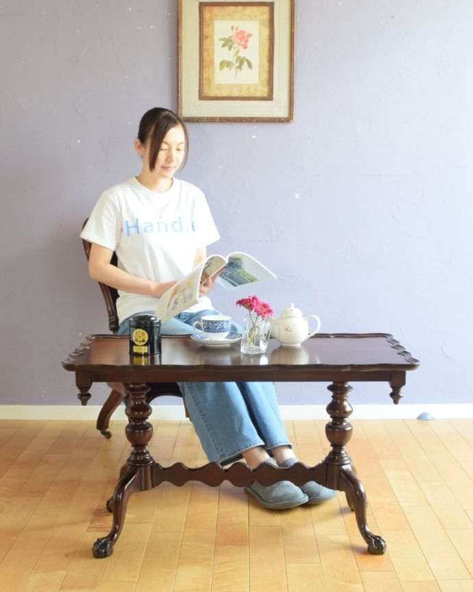 アンティークのテーブル アンティーク家具 コーヒーテーブル どこでも使えるワインテーブル少し大きめサイズのワインテーブルは、持ち運びが便利で、どんな場所に置いても使える便利なローテーブルです。(q-2317-f)