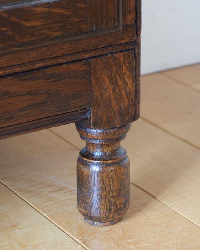 アンティークのキャビネット アンティーク家具 スタッキングブックケース 女性1人でも運べますHandleのアンティークは、脚の裏にフェルトキーパーをお付けしているので、女性でも床を滑らせて移動が出来ます。(q-2318-f)