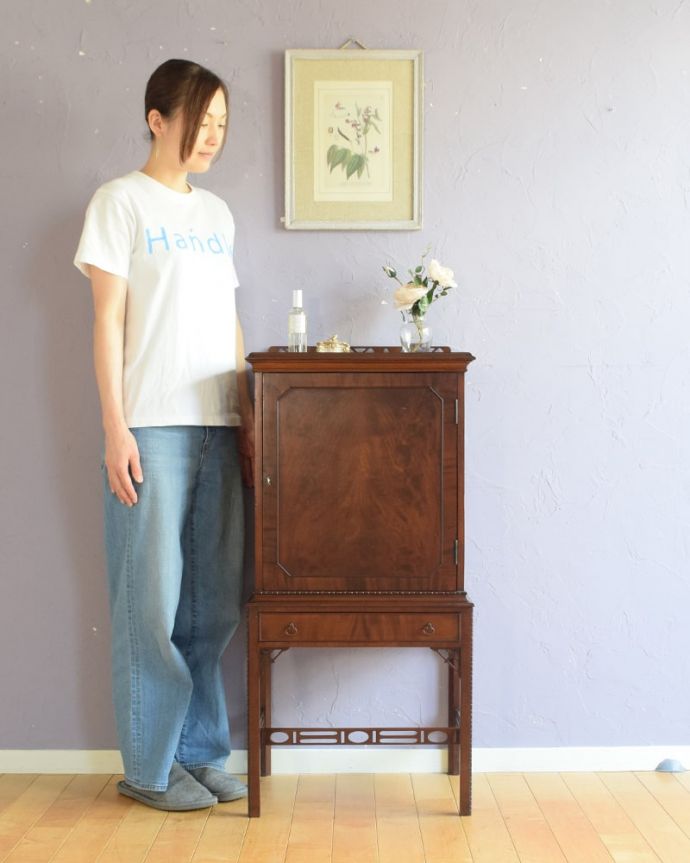 アンティークのキャビネット　アンティーク家具　ミュージックキャビネット　贅沢な時間が過ごせる最上級の美しさ楽譜を美しく収納するためだけに作られたコンパクトなサイズのミュージックキャビネットは、造りも贅沢です。(q-2319-f)