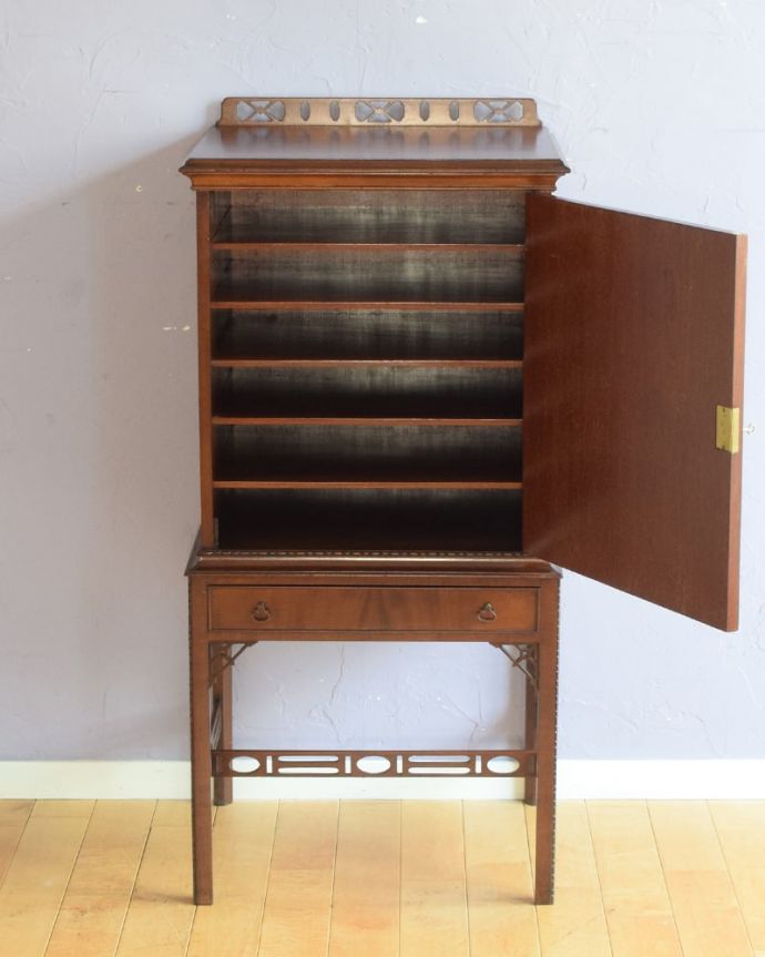 アンティークのキャビネット　アンティーク家具　ミュージックキャビネット　扉を開けてみると･･･贅沢な造りの家具に合わせて、しっかり修復しました。(q-2319-f)