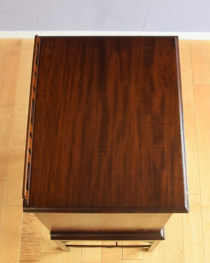 アンティークのキャビネット　アンティーク家具　ミュージックキャビネット　家具を上から見てみましょう目線に入る天板の上もしっかりと修復しました。(q-2319-f)