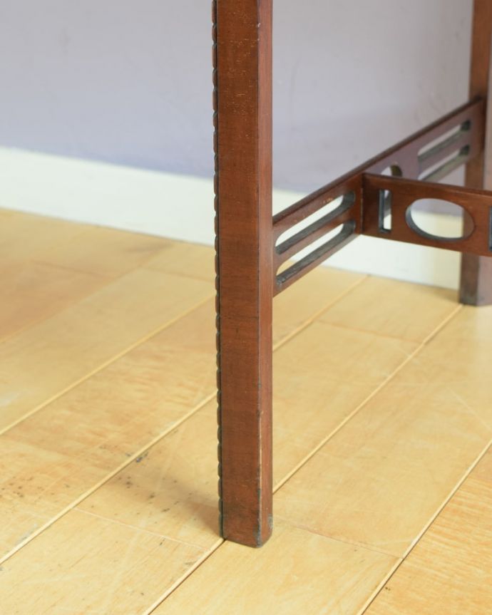 アンティークのキャビネット　アンティーク家具　ミュージックキャビネット　女性１人でラクラク運べちゃうんですHandleのアンティークは、脚の裏にフェルトキーパーをお付けしています。(q-2319-f)